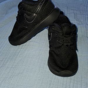 Toddler Black Nikes size 5c